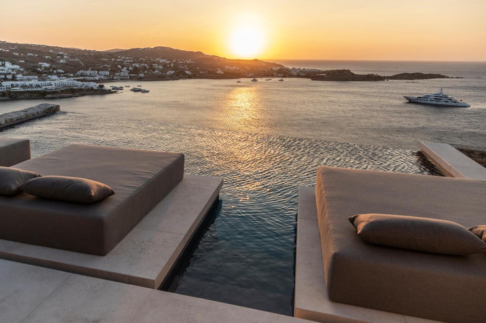 The Skyvilla Mykonos - A Landmark Property With Breathtaking Views Of The Psarou Bay Mykonos Town Exterior photo